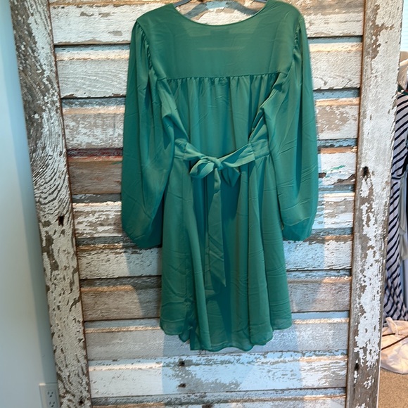 Lovely green flowy dress - Picture 2 of 2
